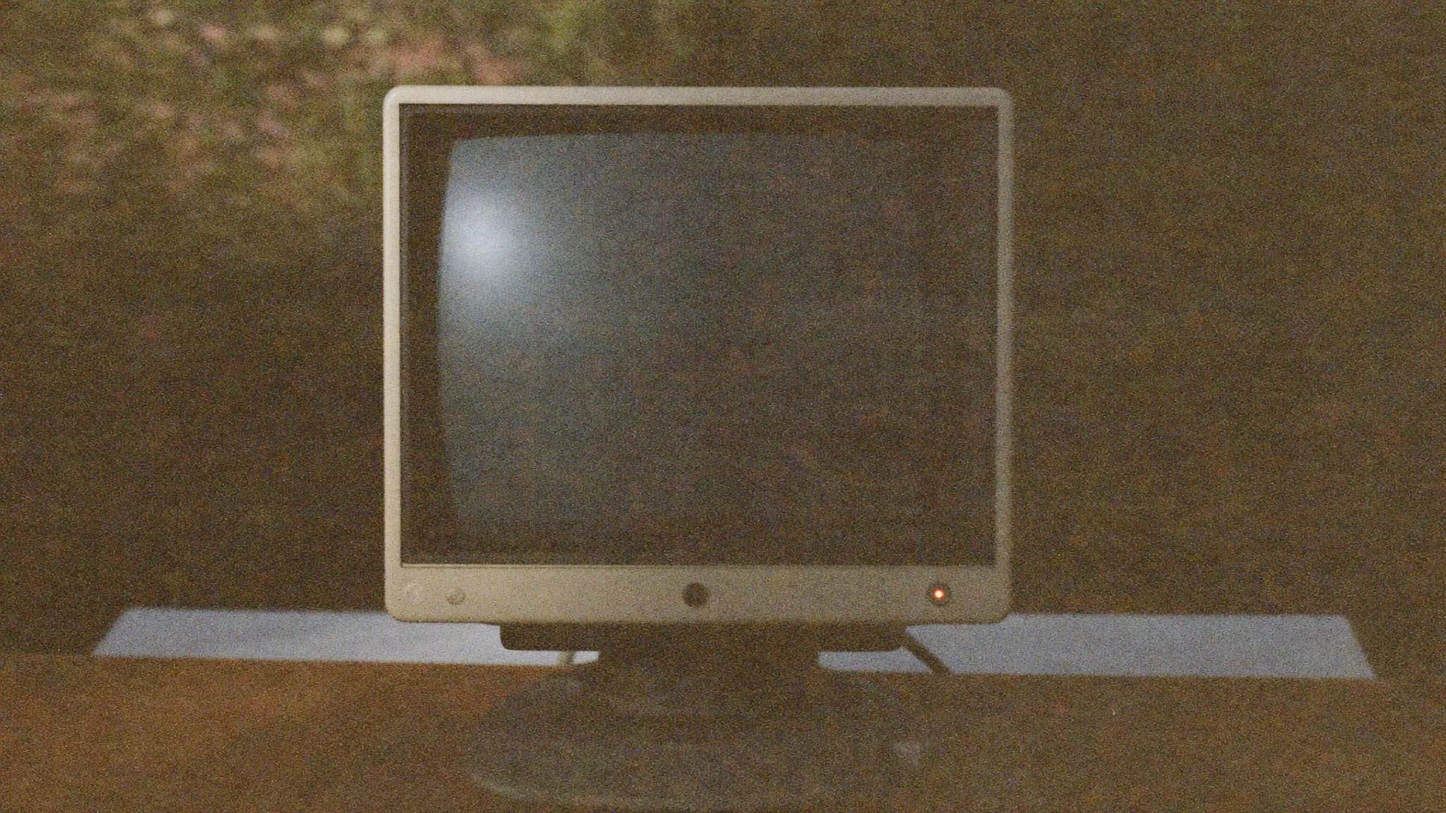 Retro filmfoto av en gammal avstängd datorskärm – en föråldrad hemsida.