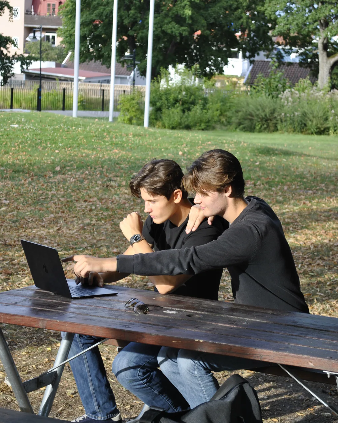Arbete i farten — laptop på en parkbänk en höstdag